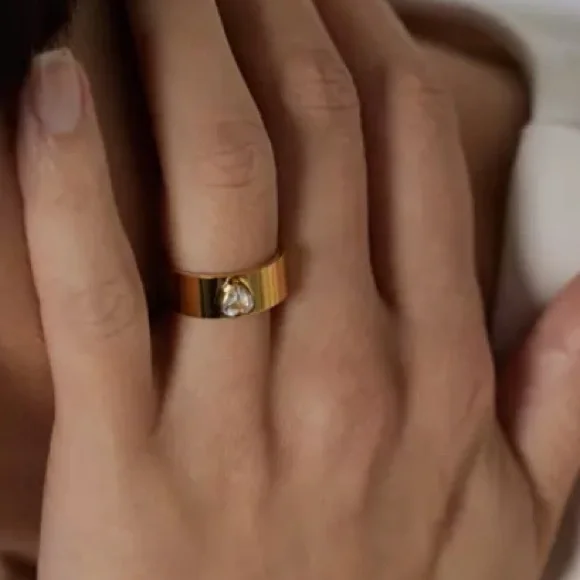 18k Gold Plated Titaium Heart Ring Size 8 - Picture 4 of 6